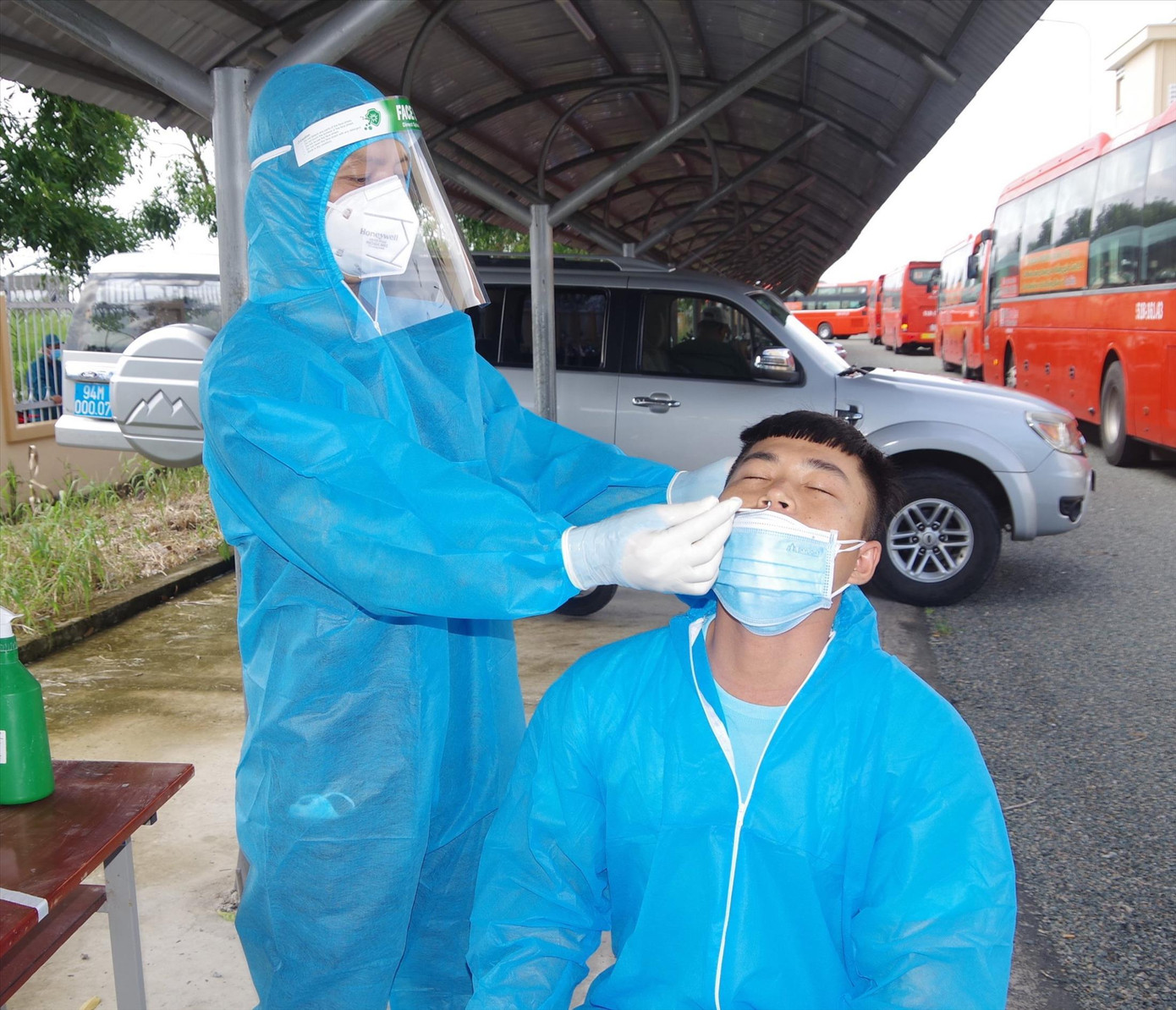 Lấy mẫu xét nghiệm COVID-19 tại Bạc Liêu Lấy mẫu xét nghiệm COVID-19 tại Bạc Liêu