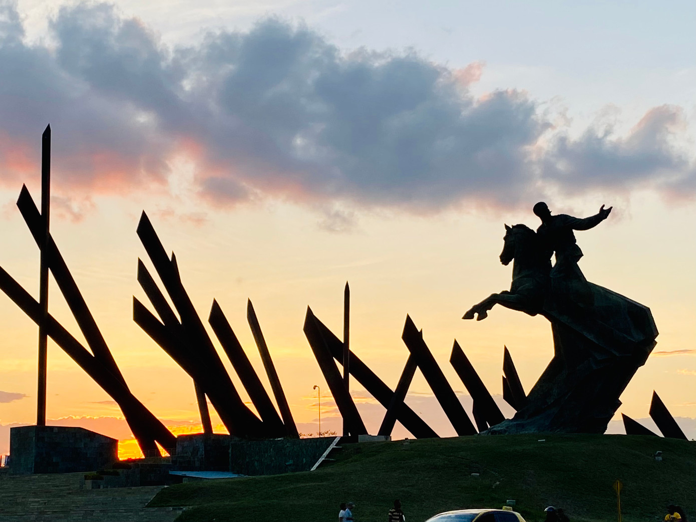 Quảng trường Cách Mạng ở Santiago de Cuba. Tượng đài là tướng Antonio Maceo. Ảnh: Lê Xuân Sơn Quảng trường Cách Mạng ở Santiago de Cuba. Tượng đài là tướng Antonio Maceo. Ảnh: Lê Xuân Sơn