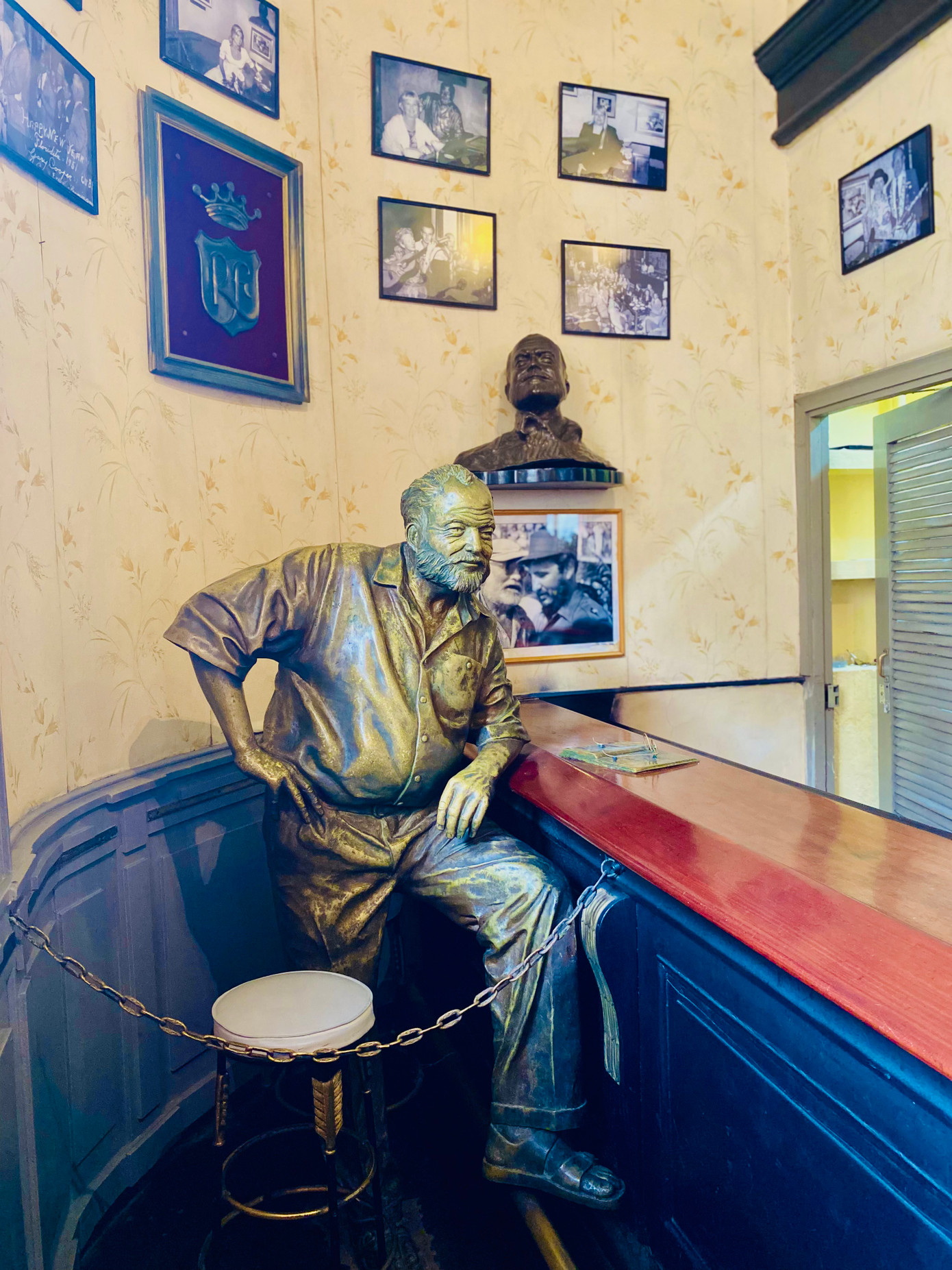 Tượng Hemingway trong quán Floridita ở La Habana. Ảnh: Lê Xuân Sơn Tượng Hemingway trong quán Floridita ở La Habana. Ảnh: Lê Xuân Sơn