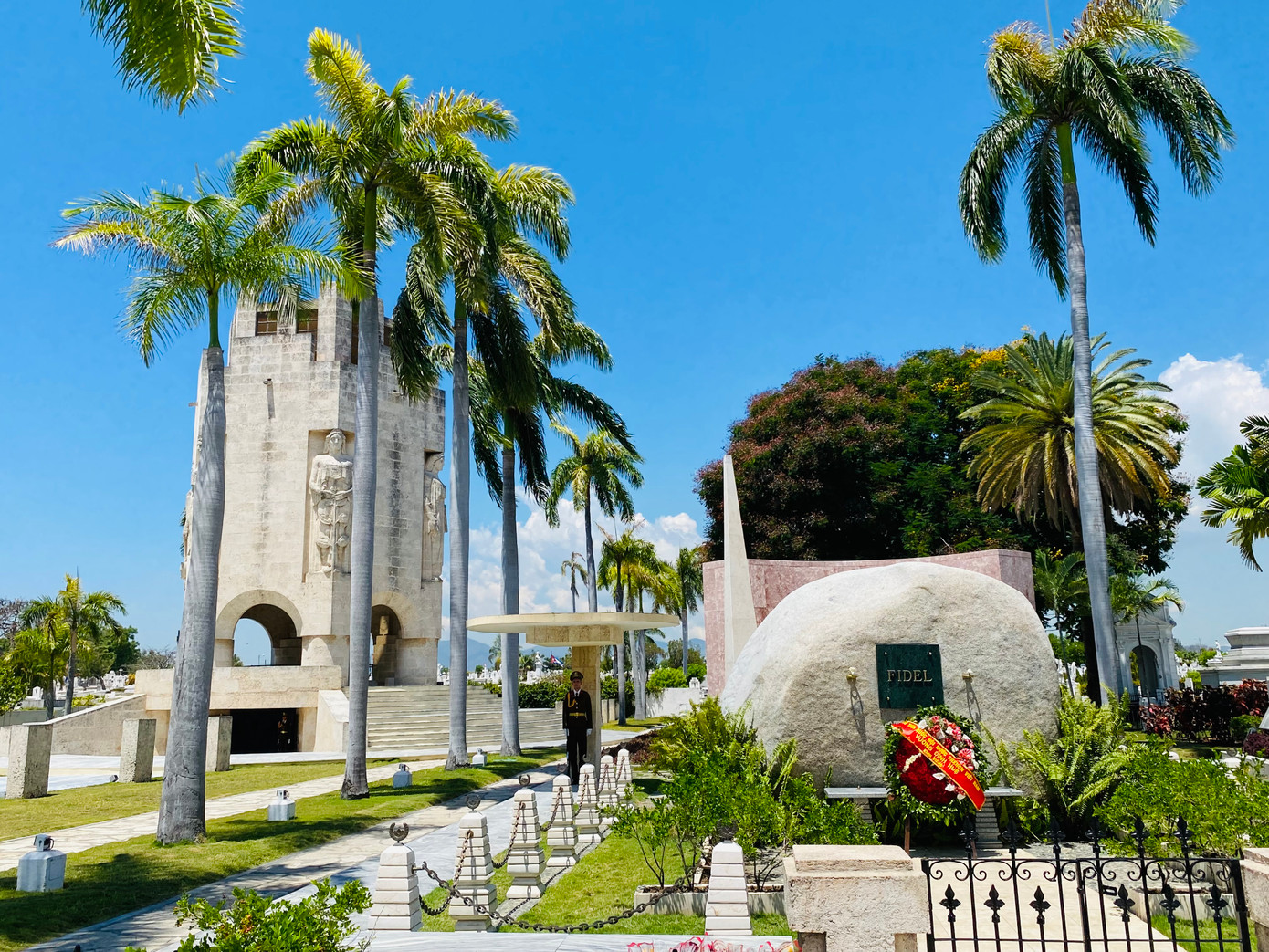 Mộ Fidel và lăng mộ Jose Martí (công trình cao bên trái ảnh) nằm cạnh nhau ở TP Santiago de Cuba. Mộ Fidel và lăng mộ Jose Martí (công trình cao bên trái ảnh) nằm cạnh nhau ở TP Santiago de Cuba.