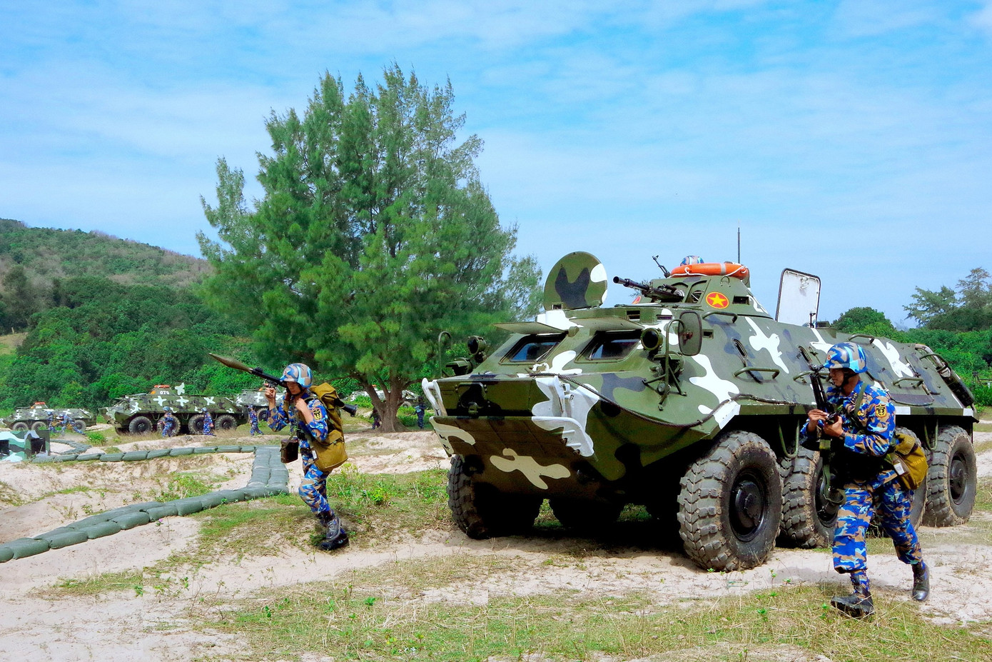 Hải quân đánh bộ cơ giới của Lữ đoàn HQĐB 147 diễn tập tái chiếm đảo. Ảnh: Hữu Hiệp Hải quân đánh bộ cơ giới của Lữ đoàn HQĐB 147 diễn tập tái chiếm đảo. Ảnh: Hữu Hiệp