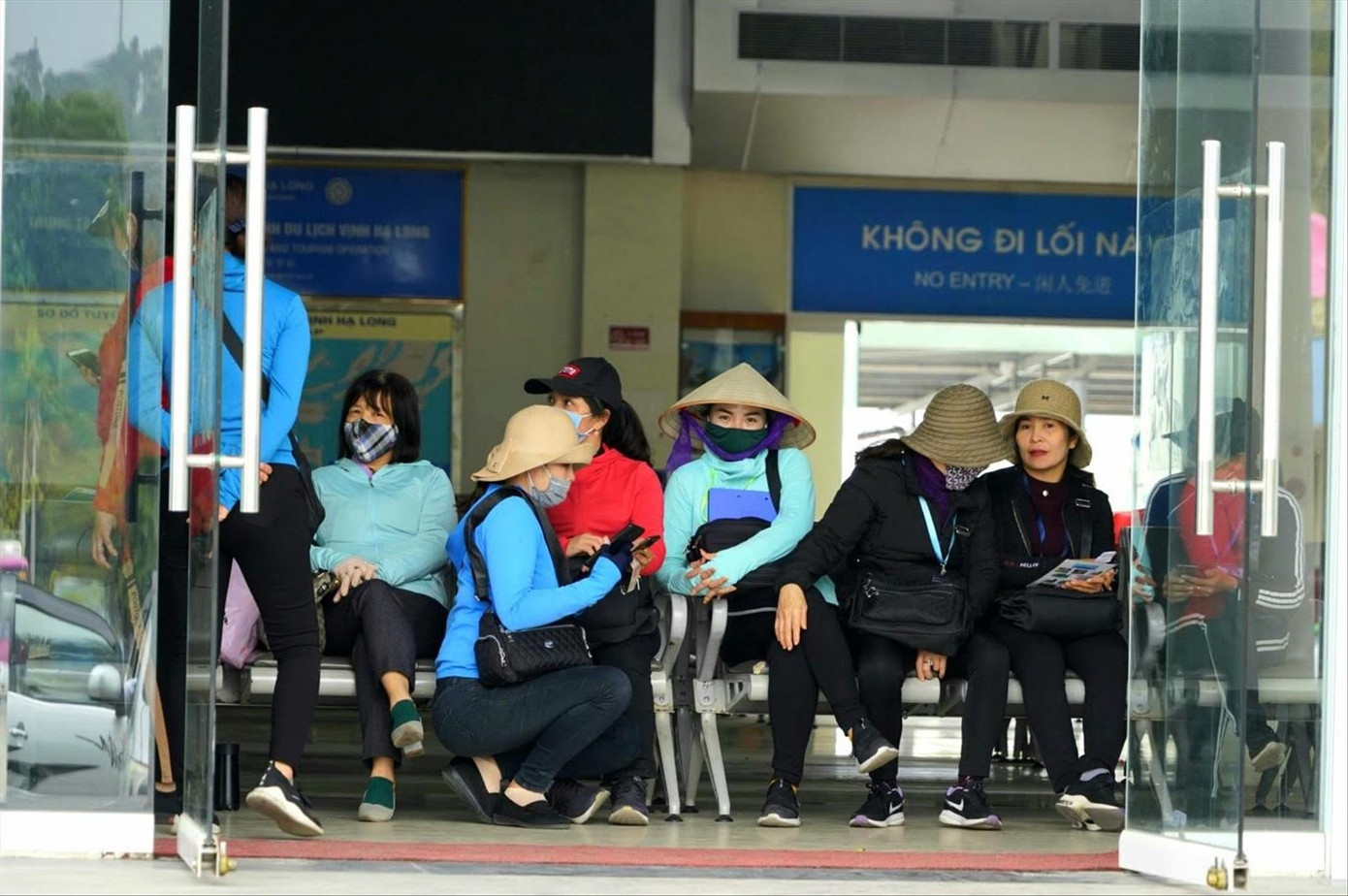 Các chủ tàu ở Cảng Tuần Châu ngồi chờ khách. Rất ít người thăm vịnh Hạ Long. Ảnh: Hoàng Dương. Các chủ tàu ở Cảng Tuần Châu ngồi chờ khách. Rất ít người thăm vịnh Hạ Long. Ảnh: Hoàng Dương.