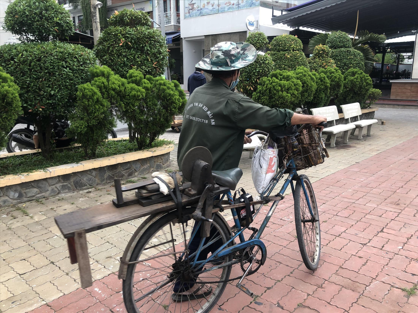 Trên chiếc xe đạp cọc cạch, những người mài dao dạo rong ruổi cả trăm km/ngày để tìm khách Trên chiếc xe đạp cọc cạch, những người mài dao dạo rong ruổi cả trăm km/ngày để tìm khách