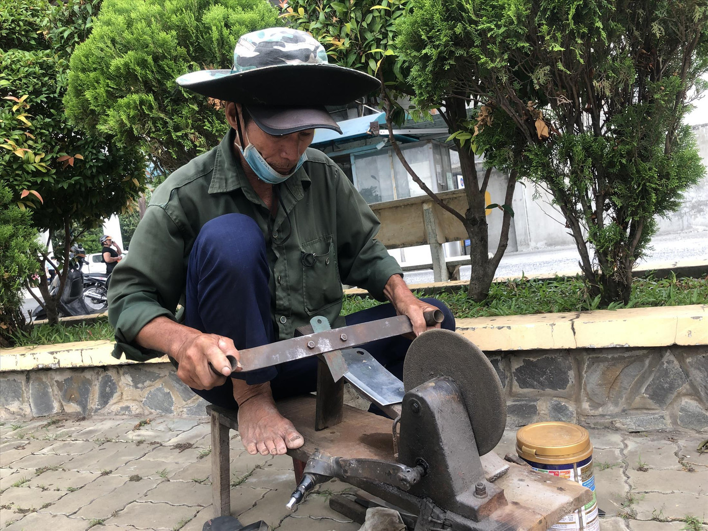 Bằng những đồ nghề thô sơ, ông Võ Văn Tám đã lo cho cả gia đình bằng nghề mài dao dạo ở TPHCM gần 20 năm qua Bằng những đồ nghề thô sơ, ông Võ Văn Tám đã lo cho cả gia đình bằng nghề mài dao dạo ở TPHCM gần 20 năm qua