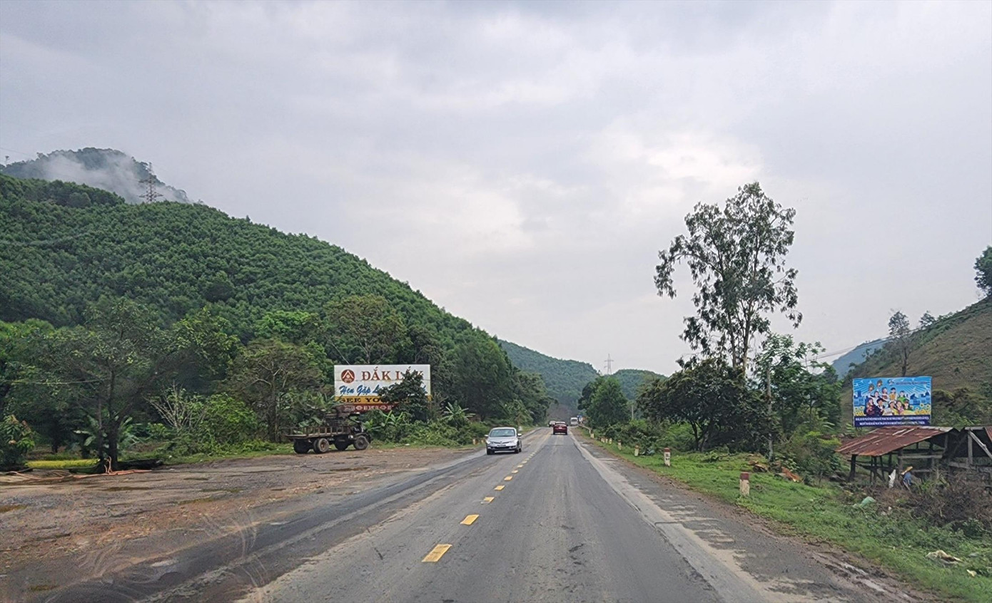 Quốc lộ 26 nối Khánh Hòa - Đắk Lắk hiện đi qua nhiều đèo quanh co ẢNH: CÔNG HOAN Quốc lộ 26 nối Khánh Hòa - Đắk Lắk hiện đi qua nhiều đèo quanh co ẢNH: CÔNG HOAN