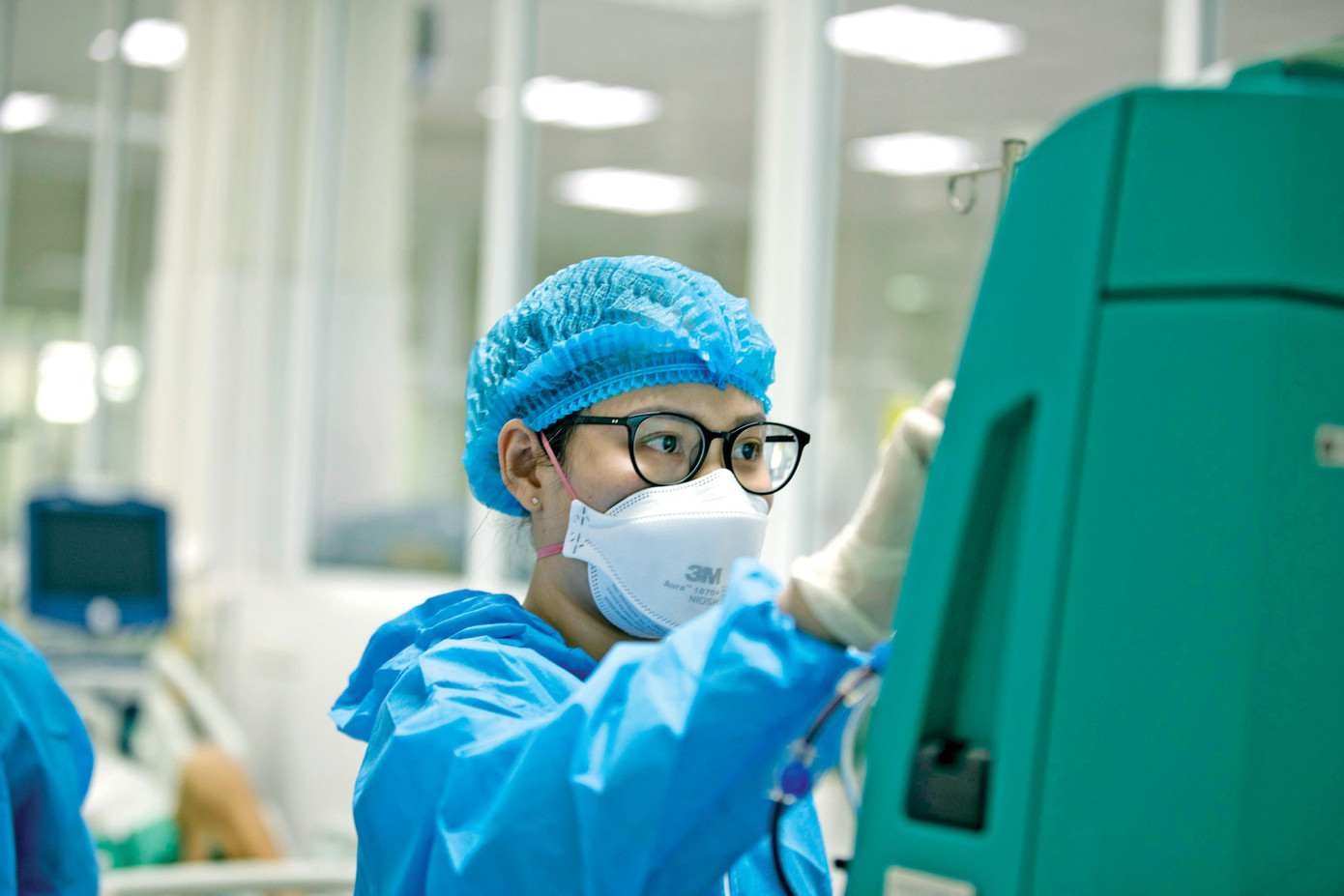 Bác sĩ theo dõi chỉ số lọc máu của bệnh nhân nặng. Ảnh: Thái Hà