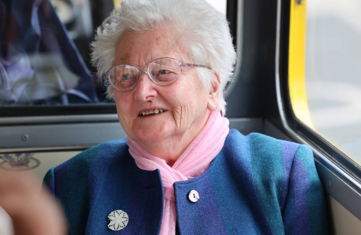 Bà Máirín Hughes trên chuyến xe buýt tham quan cùng bạn bè nhân ngày sinh nhật thứ 109 Bà Máirín Hughes trên chuyến xe buýt tham quan cùng bạn bè nhân ngày sinh nhật thứ 109