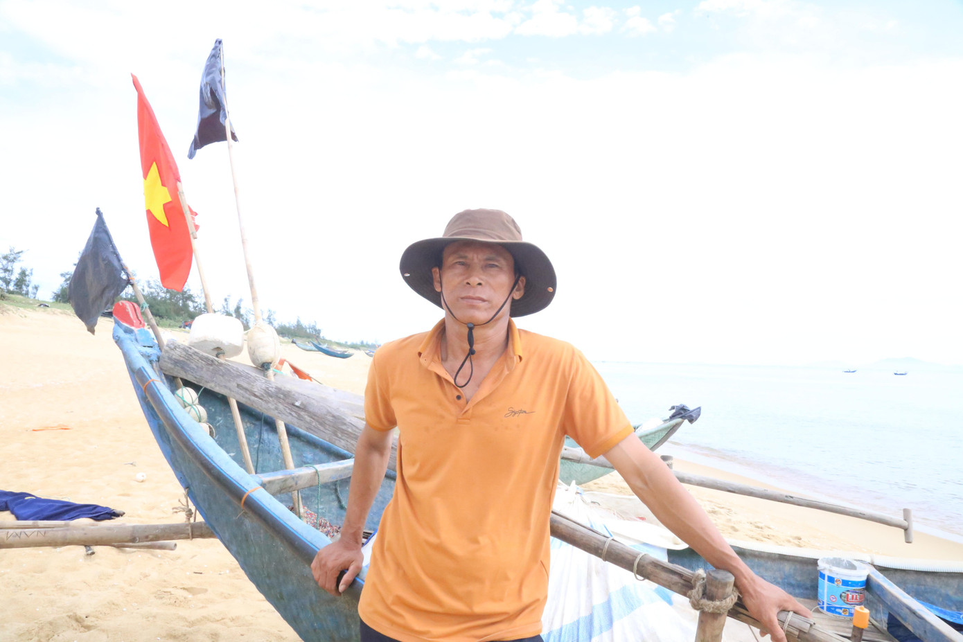 Ông Trần Văn Nam - người cứu sống 5 thuyền viên của tàu Quảng Ngãi bị tàu hàng tông chìm trên biển Ông Trần Văn Nam - người cứu sống 5 thuyền viên của tàu Quảng Ngãi bị tàu hàng tông chìm trên biển