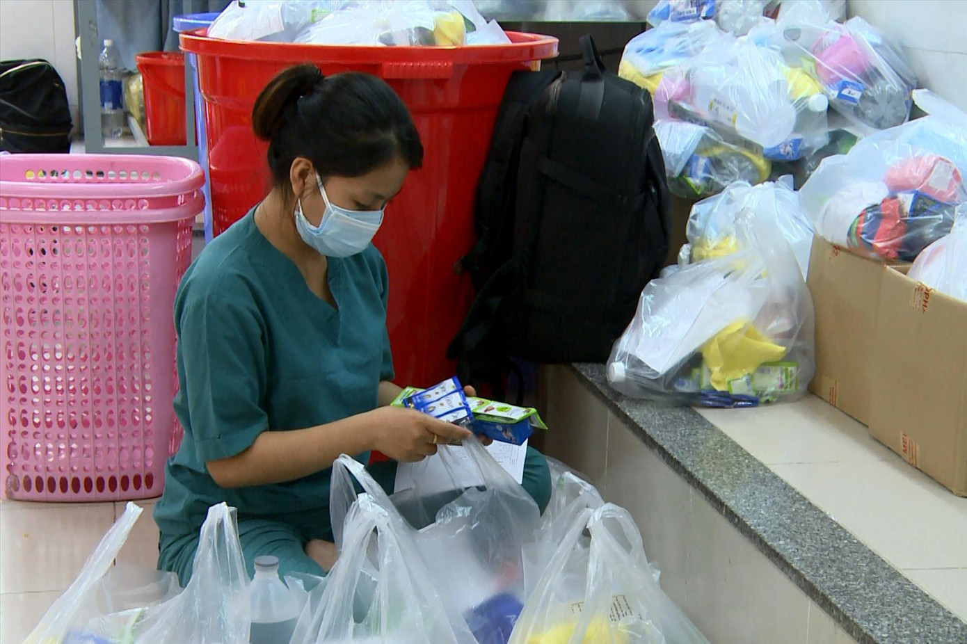 Điều dưỡng cẩn thận chuẩn bị từng phần quà cho bệnh nhân