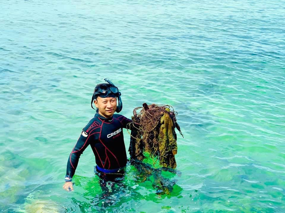 Lê Chiến đang gỡ lưới ma tại Phú Quốc