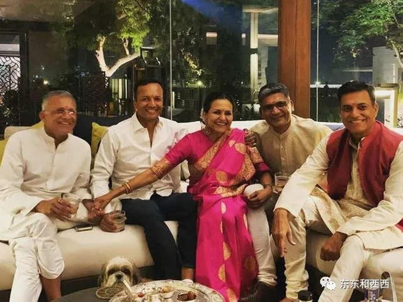 Bà Savitri và 4 người con trai Bà Savitri và 4 người con trai