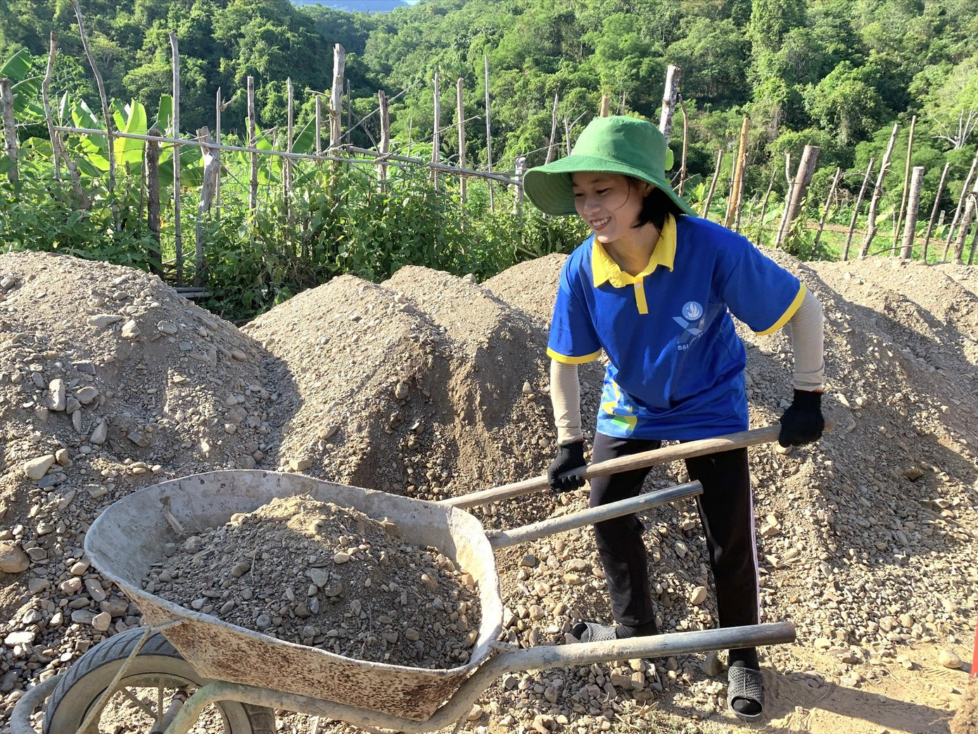 Bạn Bùi Thị Trà, sinh viên trường ĐH Kinh tế Nghệ An, tham gia tình nguyện tại bản Cọoc, xã Yên Hòa, huyện Tương Dương, Nghệ An