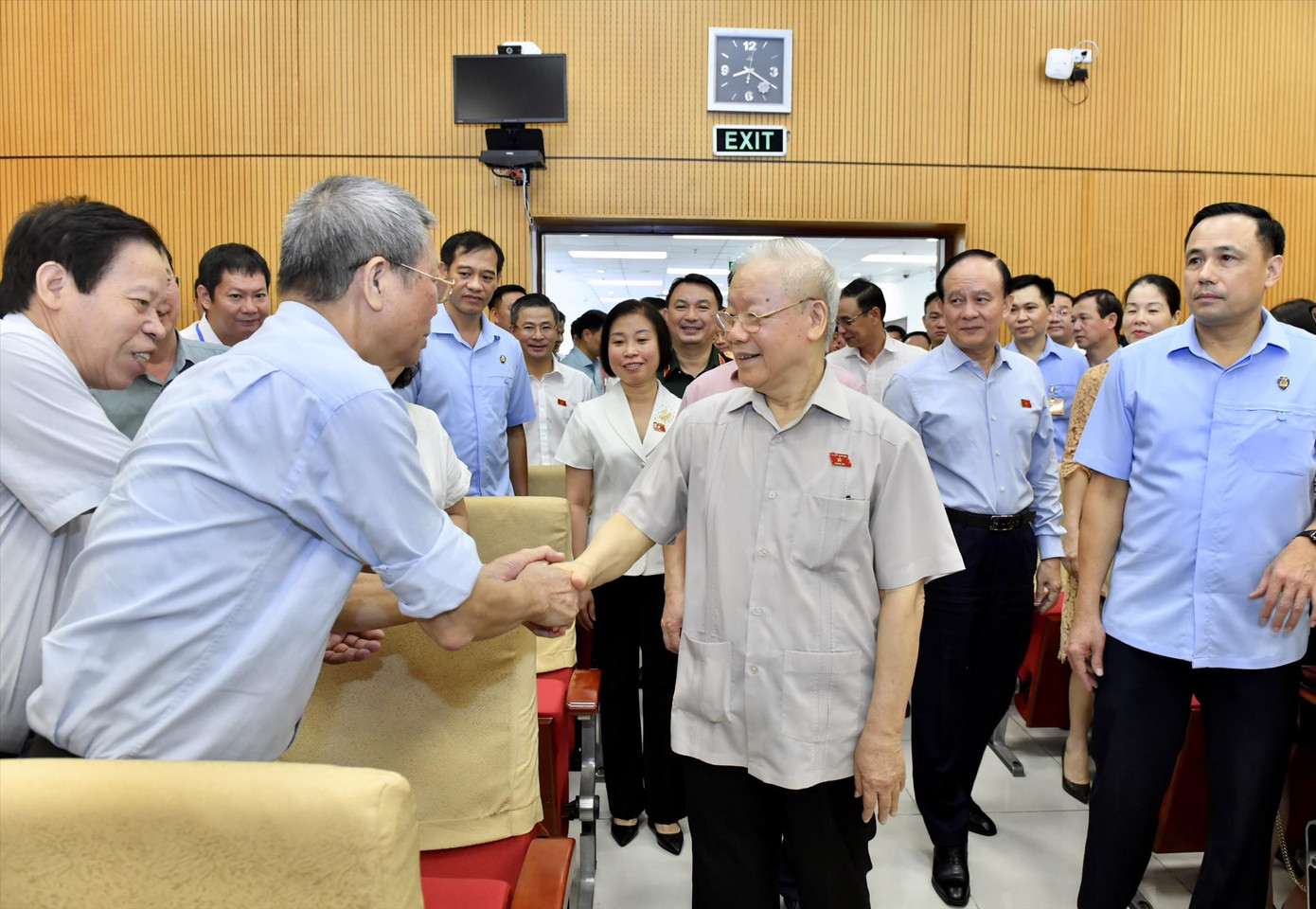 Tổng Bí thư cùng các đại biểu Quốc hội tiếp xúc cử tri ngày 1/7. Ảnh PV Tổng Bí thư cùng các đại biểu Quốc hội tiếp xúc cử tri ngày 1/7. Ảnh PV