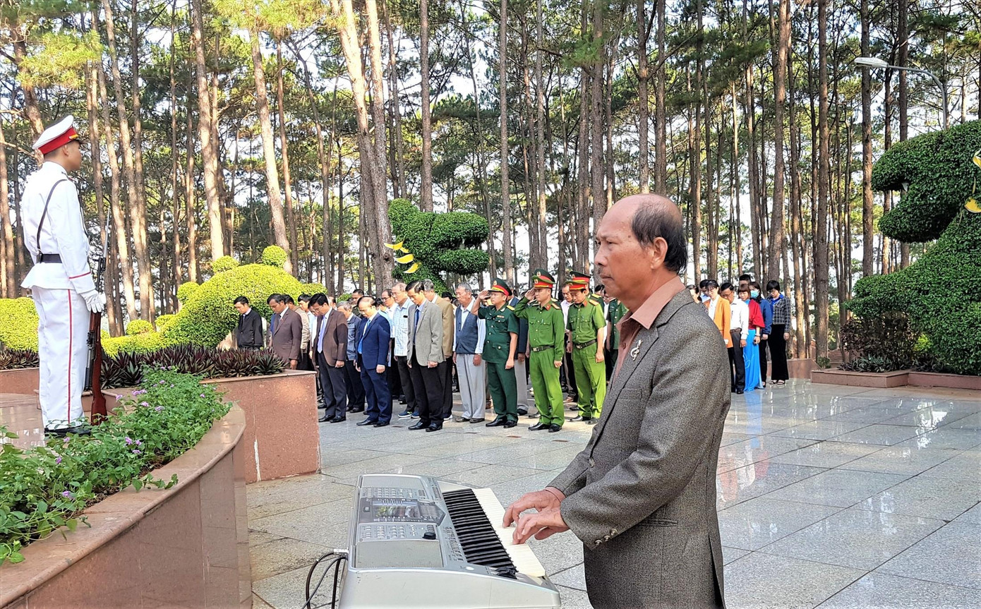 Nhạc sĩ Trần Khánh Nam đánh đàn tại nghĩa trang liệt sĩ huyện Di Linh