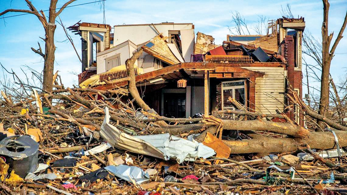 Cảnh tàn phá ở Mayfield Kentucky sau trận lốc xoáy lịch sử