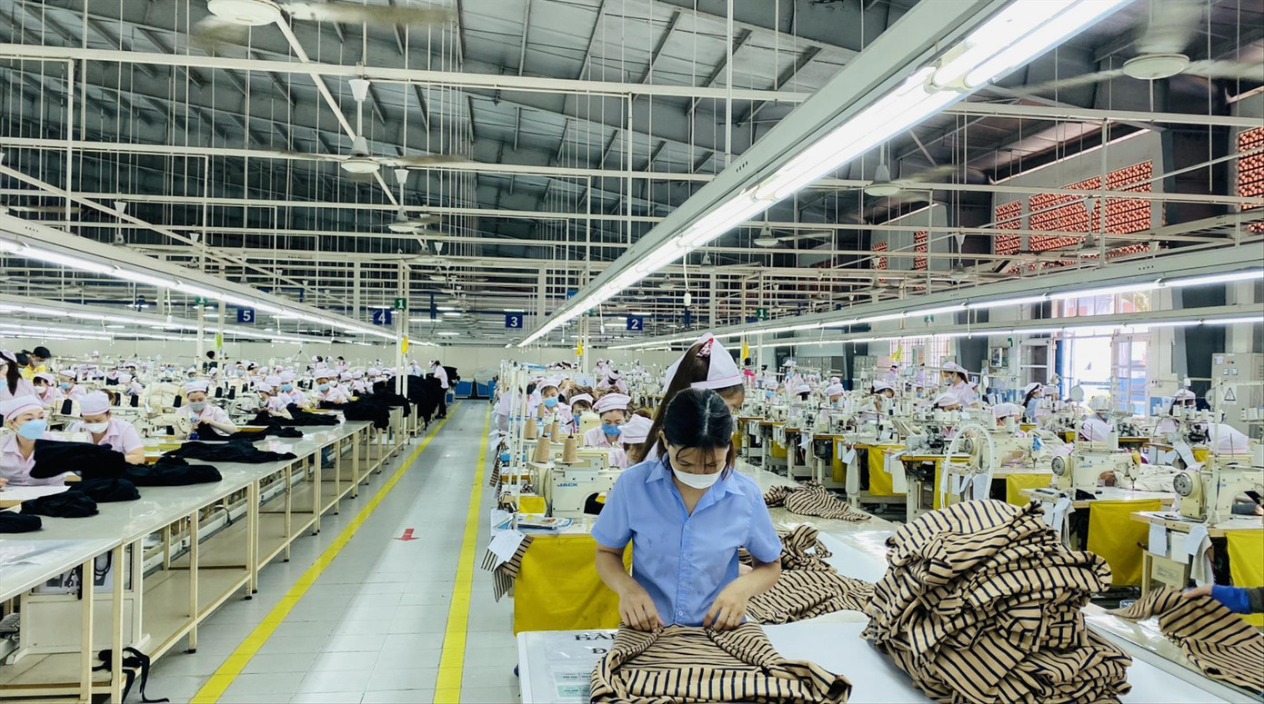 Công nhân sản xuất trong Công ty Panko Vina (Bình Dương) ảnh: H.C