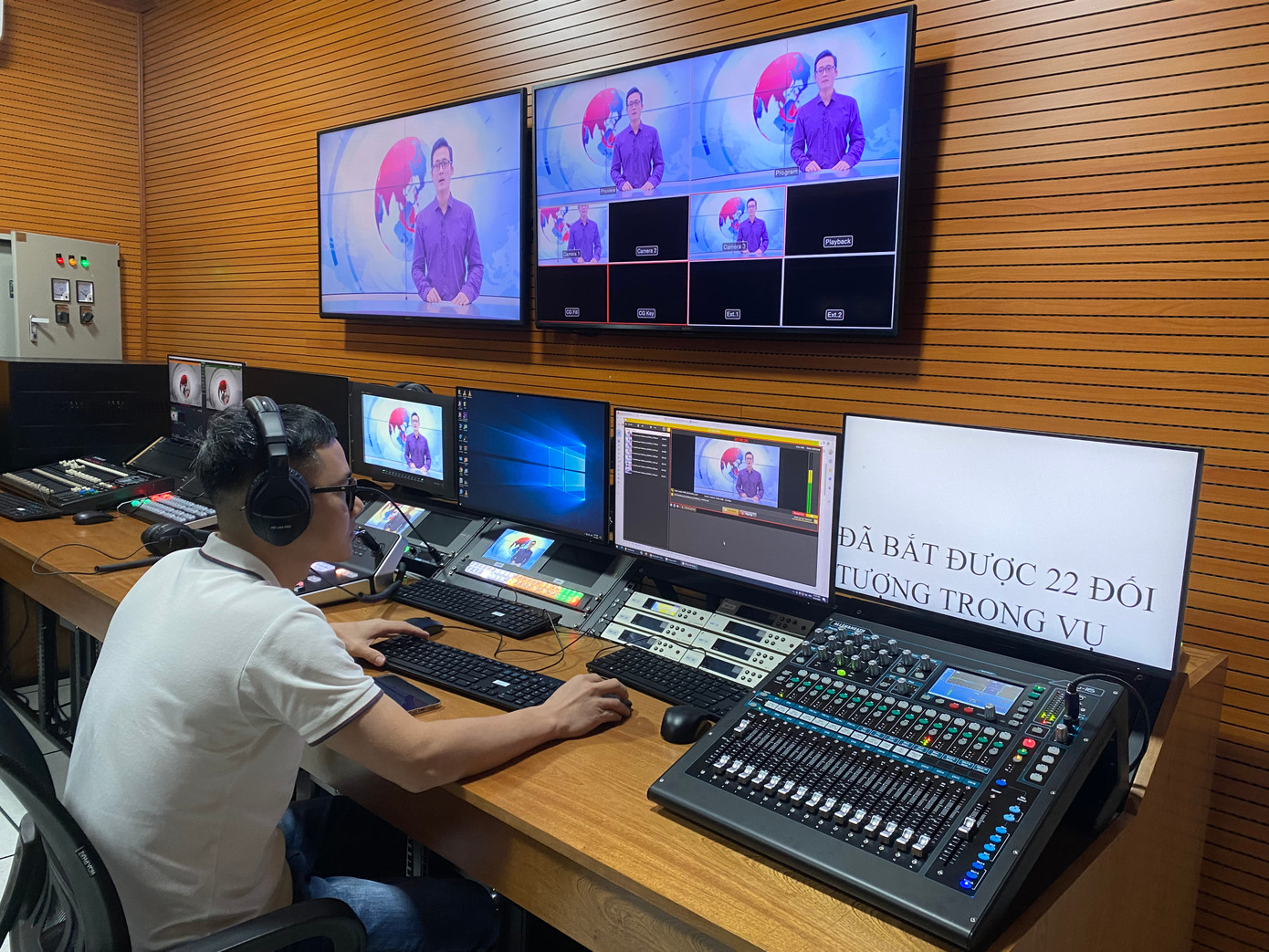 Là cơ quan báo in nhưng các khâu sản xuất bản tin của Tiền Phong TV đều tuân thủ quy trình như tác phẩm truyền hình chuyên nghiệp