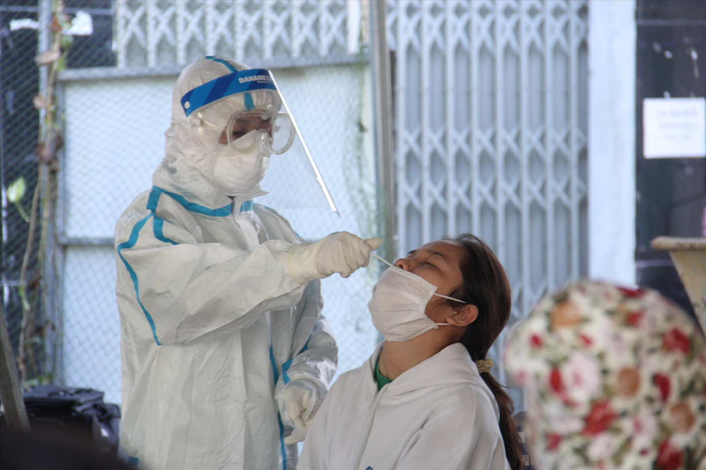 Các đối tượng đã lợi dụng việc thực hiện nhiệm vụ phòng chống dịch COVID-19 để trục lợi kit xét nghiệm. Ảnh: Thanh Trần Các đối tượng đã lợi dụng việc thực hiện nhiệm vụ phòng chống dịch COVID-19 để trục lợi kit xét nghiệm. Ảnh: Thanh Trần