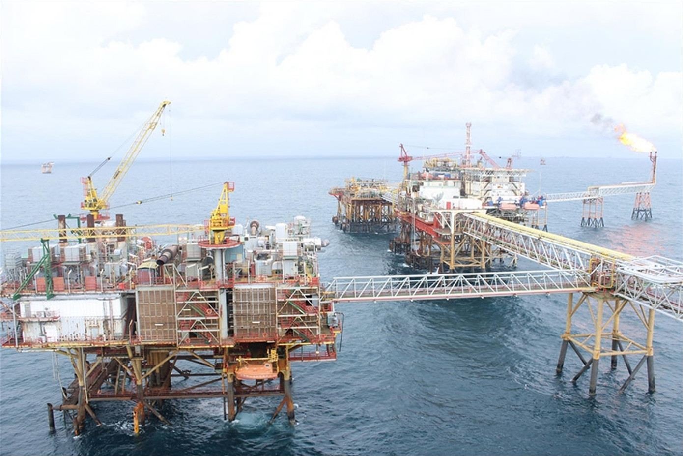 Nguồn thu từ dầu thô tăng mạnh. Trong ảnh, khai thác dầu thô tại các mỏ do PVN quản lý. Ảnh: PVN Nguồn thu từ dầu thô tăng mạnh. Trong ảnh, khai thác dầu thô tại các mỏ do PVN quản lý. Ảnh: PVN