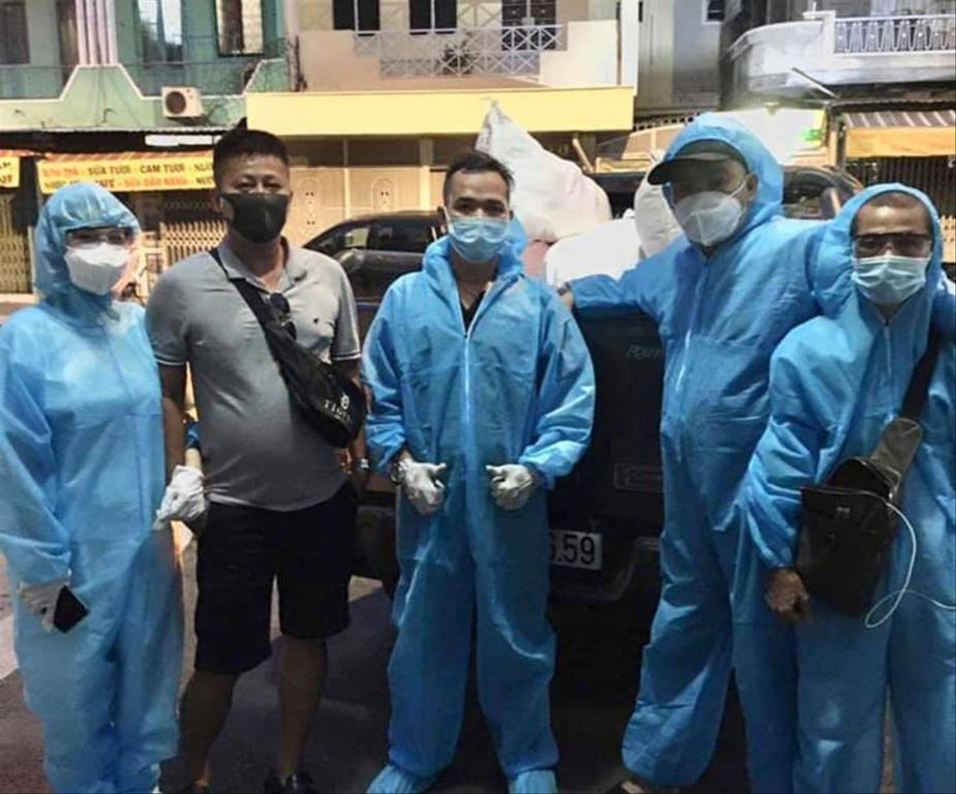 Nhóm “người vận chuyển” của anh Trần Thiện Phương đã xin hàng tấn thực phẩm, rau củ cung cấp cho người dân khu phong tỏa