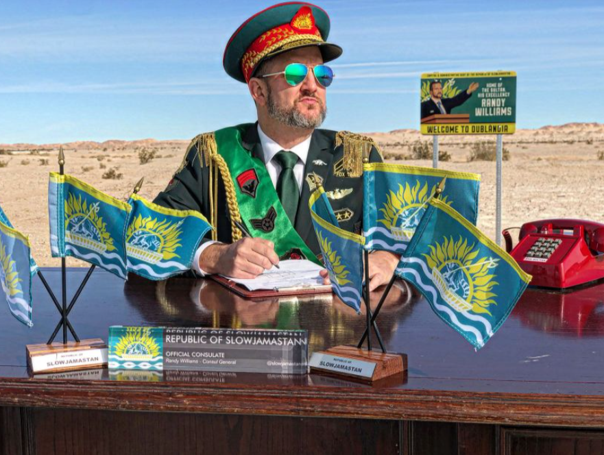 Ông Randy Willams trong bộ “quốc phục” của Slowjamastan