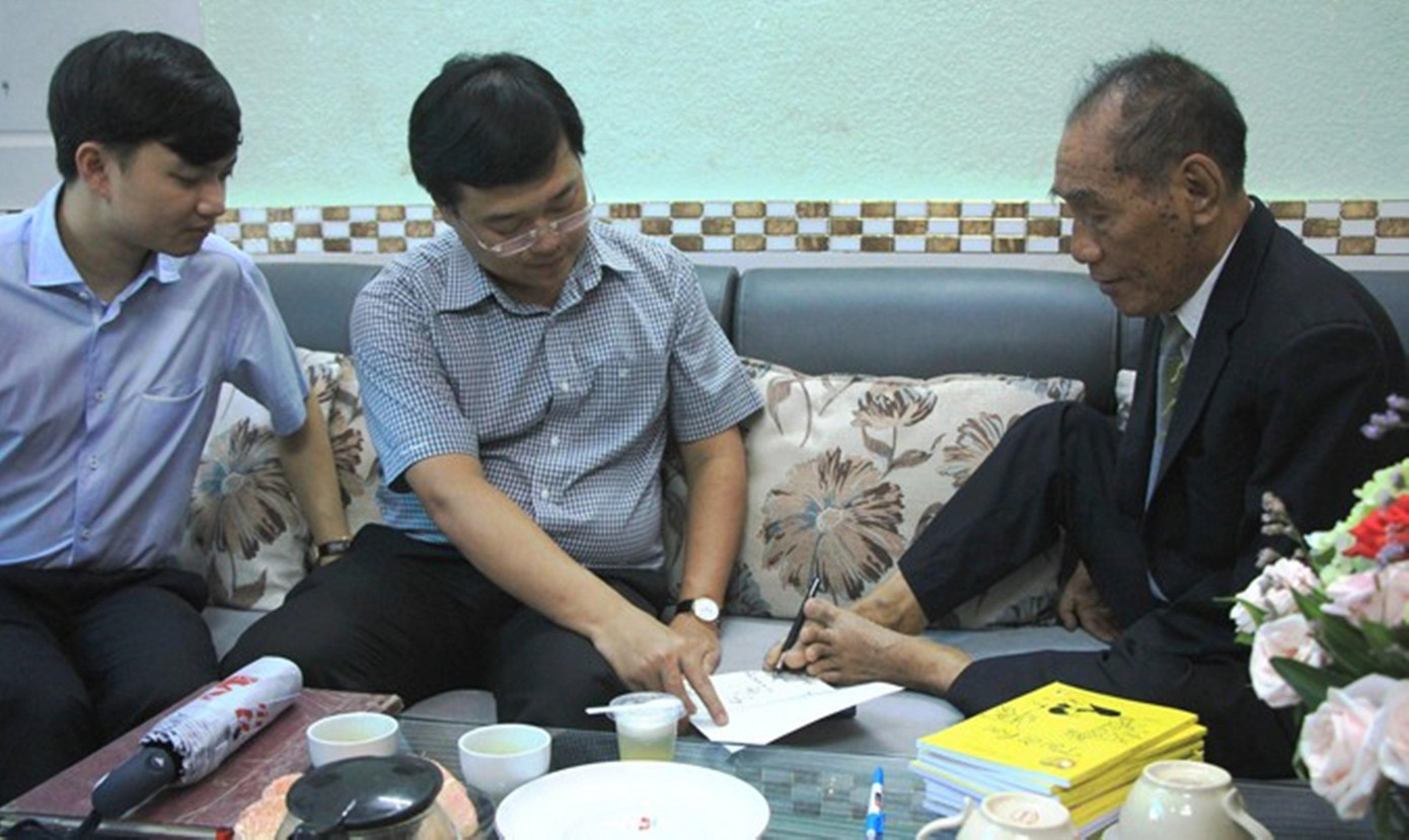 Thầy Nguyễn Ngọc Ký ký tặng sách cho Đoàn công tác của Ban Bí thư Trung ương Đoàn năm 2016 - Ảnh: Ngô Tùng Thầy Nguyễn Ngọc Ký ký tặng sách cho Đoàn công tác của Ban Bí thư Trung ương Đoàn năm 2016 - Ảnh: Ngô Tùng