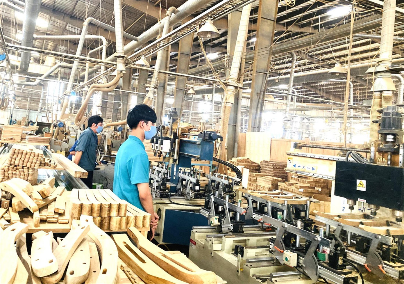 Công nhân sản xuất đồ gỗ trong nhà máy ở Bình Dương. Ảnh: H.C Công nhân sản xuất đồ gỗ trong nhà máy ở Bình Dương. Ảnh: H.C