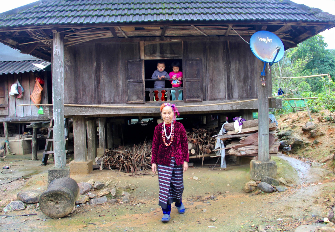 Nữ già làng Giã Sao bên căn nhà sàn truyền thống của mình
