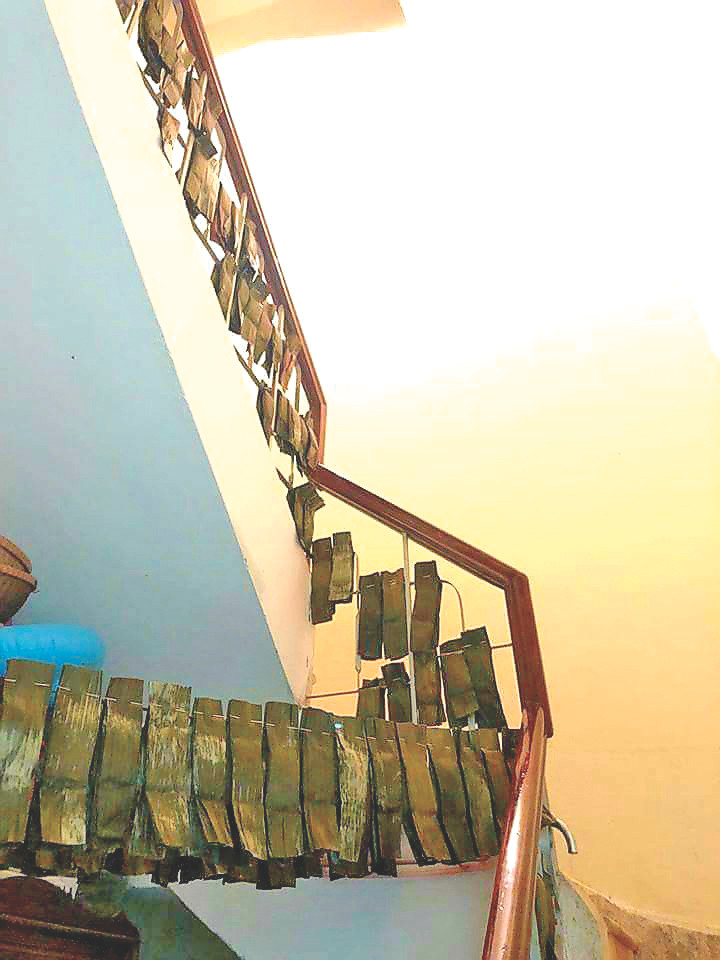 Bánh gai được treo trong nhà một người Tày