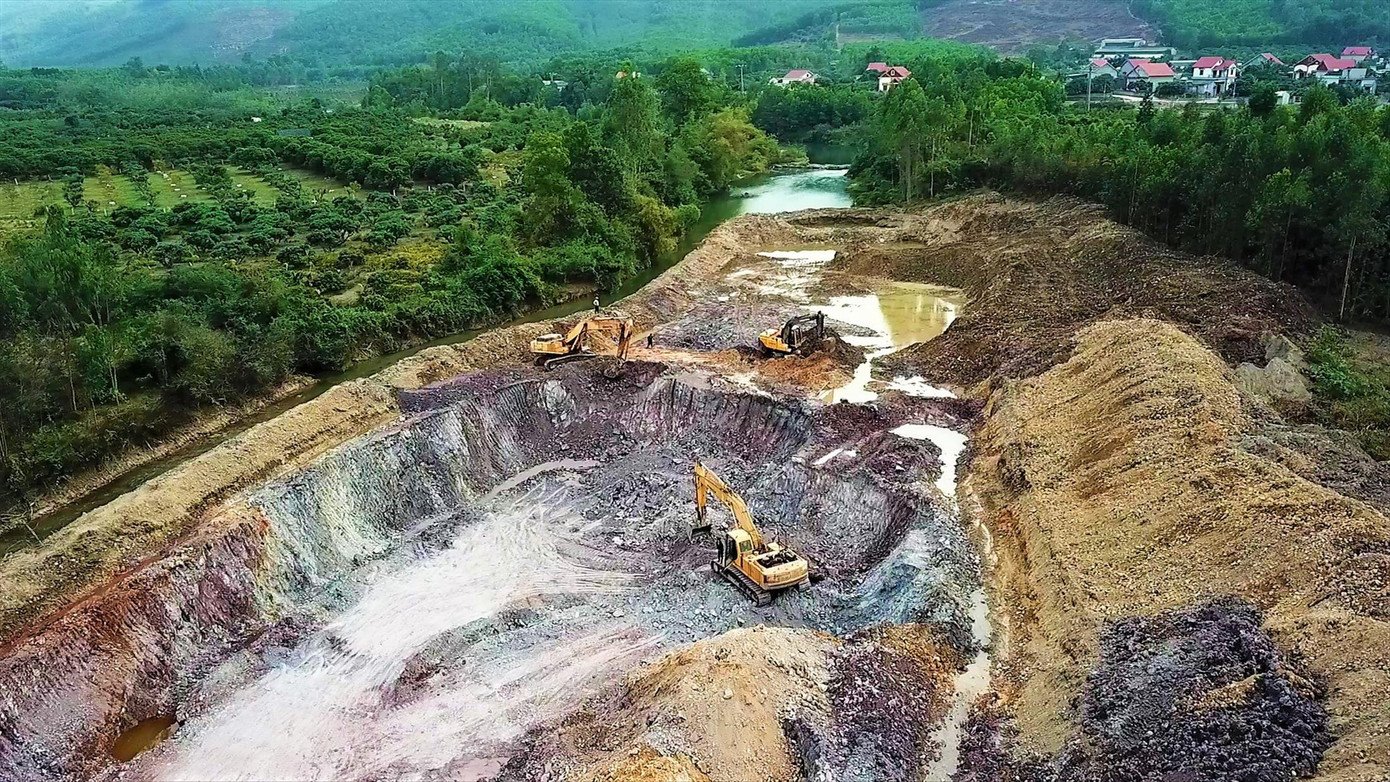 Hiện trường “sét tặc” đang hoạt động được chụp ngày 6/1 tại suối thôn Quán Vuông. Ảnh: Hoàng Dương