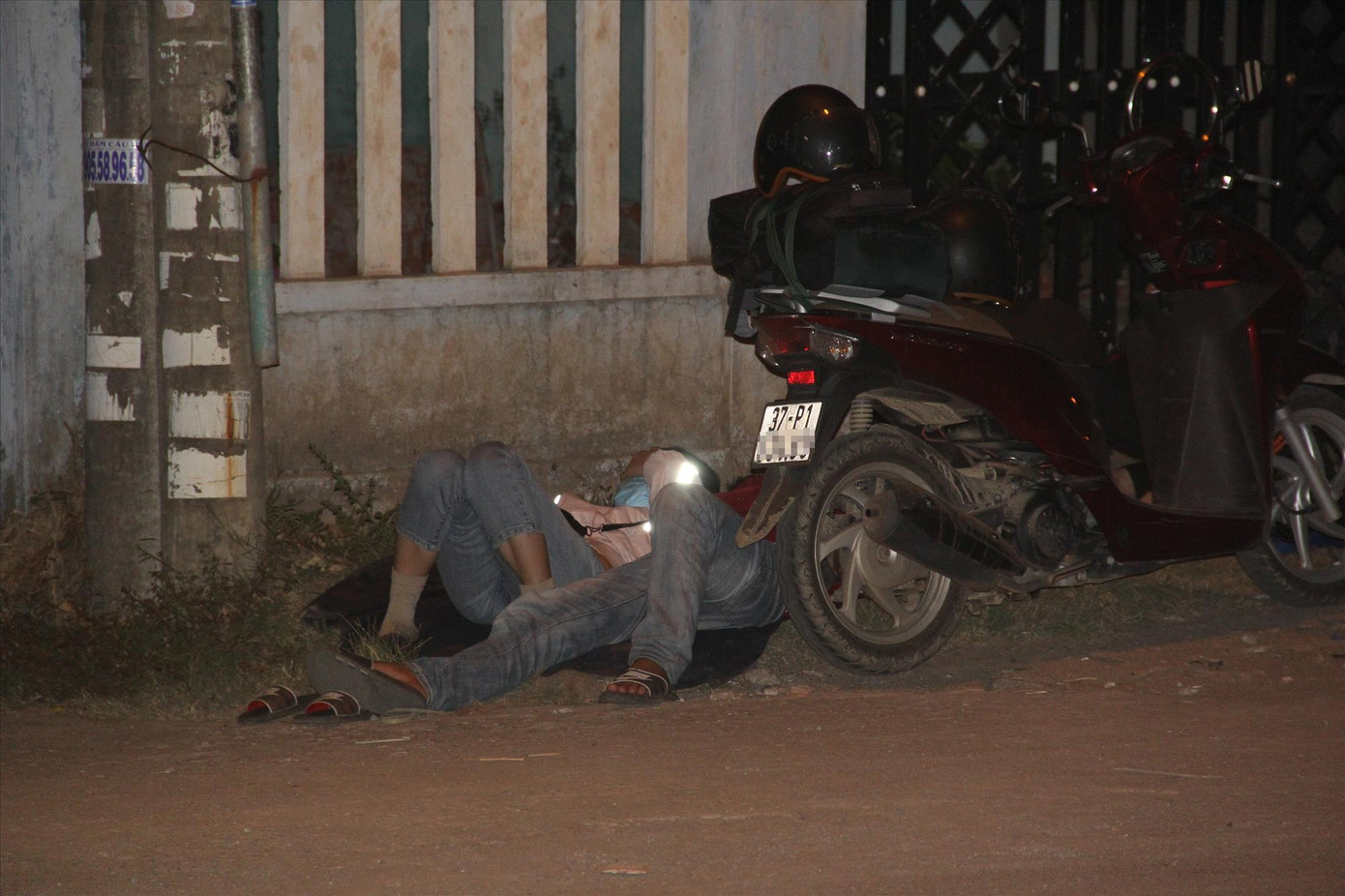 Nhiều người nằm bệt bên vệ đường để nghỉ ngơi vì quá mệt mỏi Nhiều người nằm bệt bên vệ đường để nghỉ ngơi vì quá mệt mỏi