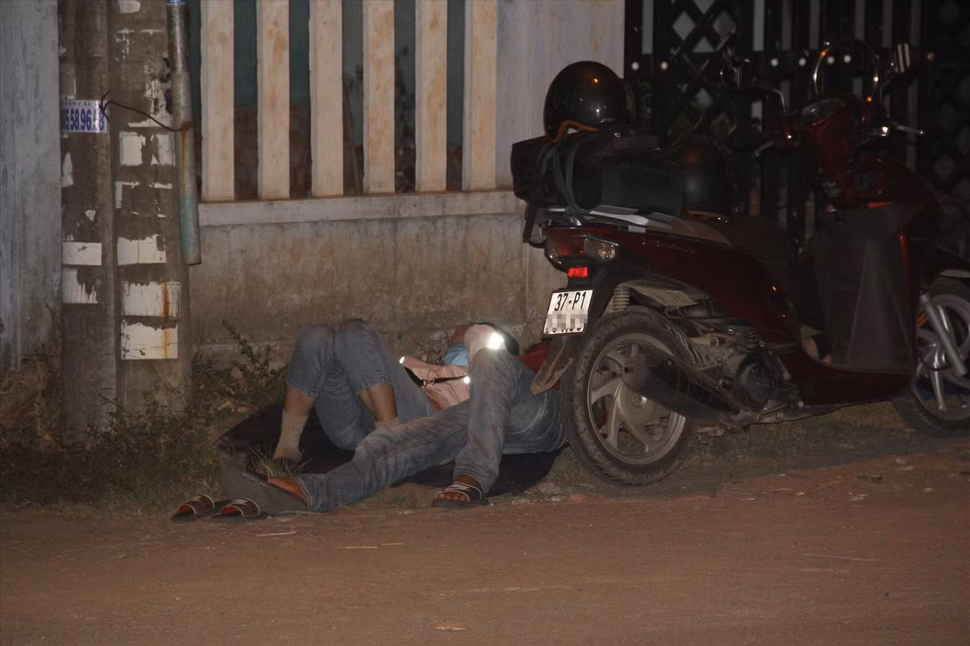 Nhiều người nằm bệt bên vệ đường để nghỉ ngơi vì quá mệt mỏi