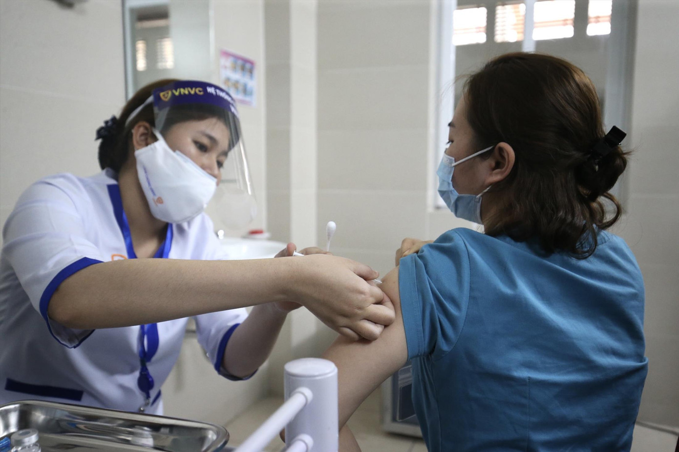 Tiêm vắc xin là giải pháp hiệu quả để phòng COVID-19 ảnh: Vân Sơn