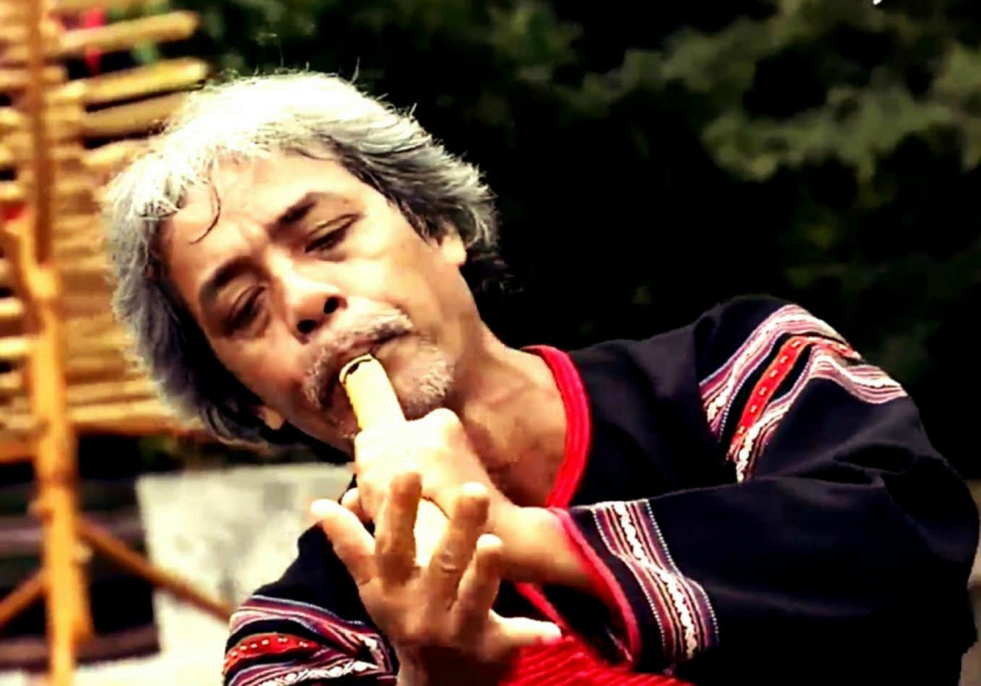 NSND Y San độc tấu với cây sáo vỗ.