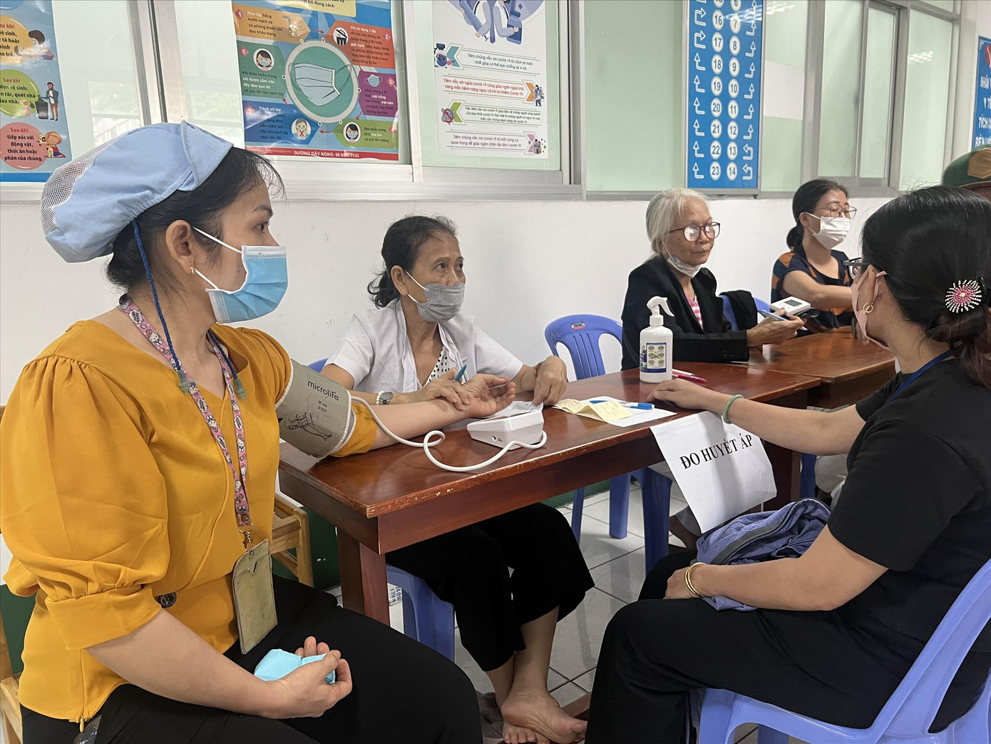 LĐLĐ TPHCM tổ chức khám bệnh, chăm lo đời sống công nhân tại quận Bình Tân. Ảnh: U.P