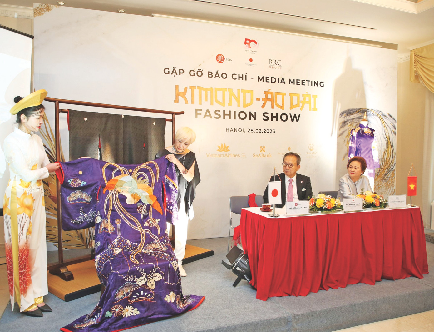 Một chiếc kimono cổ được giới thiệu trong cuộc họp báo về buổi biểu diễn bộ sưu tập kimono cổ và áo dài may bằng vải kimono tại Hà Nội ngày 28/2/2023. Ảnh: Như Ý
