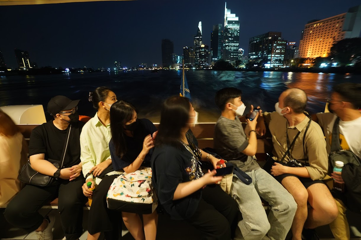 Khách du lịch trải nghiệm buýt đường sông trên sông Sài Gòn Ảnh: Phạm Nguyện