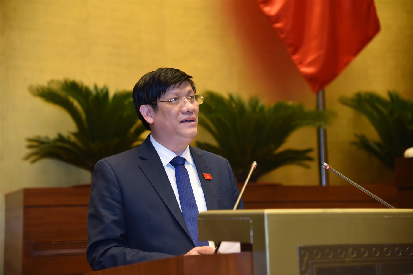 Bộ trưởng Bộ Y tế Nguyễn Thanh Long trình đề xuất của Chính phủ tại Quốc hội. Ảnh: Như Ý