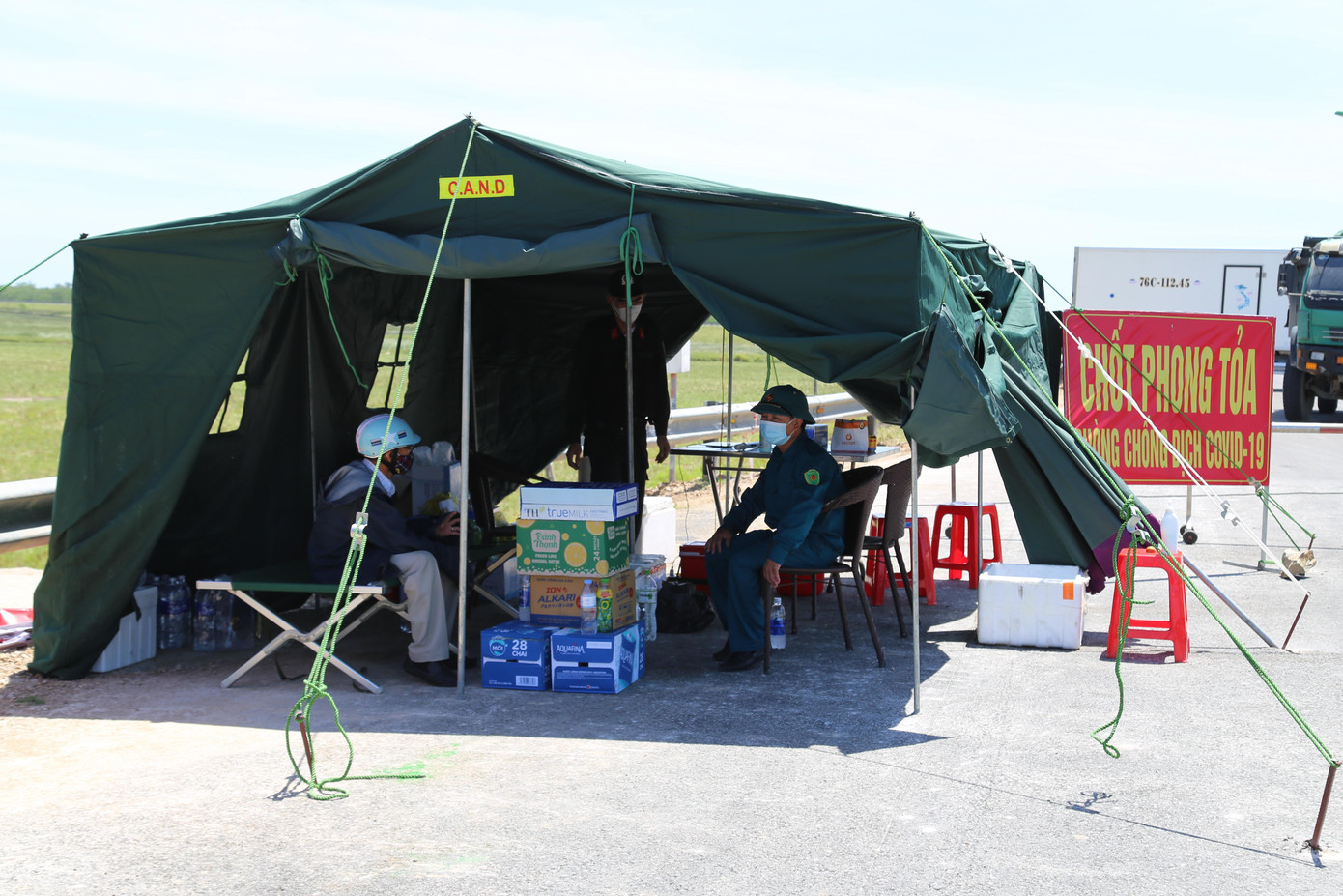 Chiếc lán nhỏ tại chốt kiểm soát đê Hưng Hoà, thành phố Vinh trong nắng nóng. Ảnh: T.H