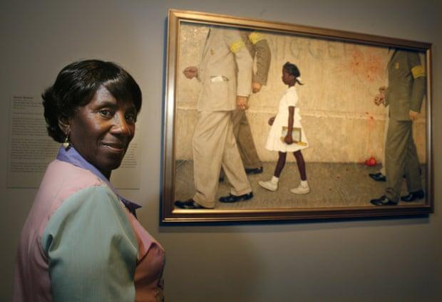 Mẹ của Ruby Bridges, Lucille, bên cạnh bức tranh “Vấn đề chúng ta phải sống chung” của Norman Rockwell