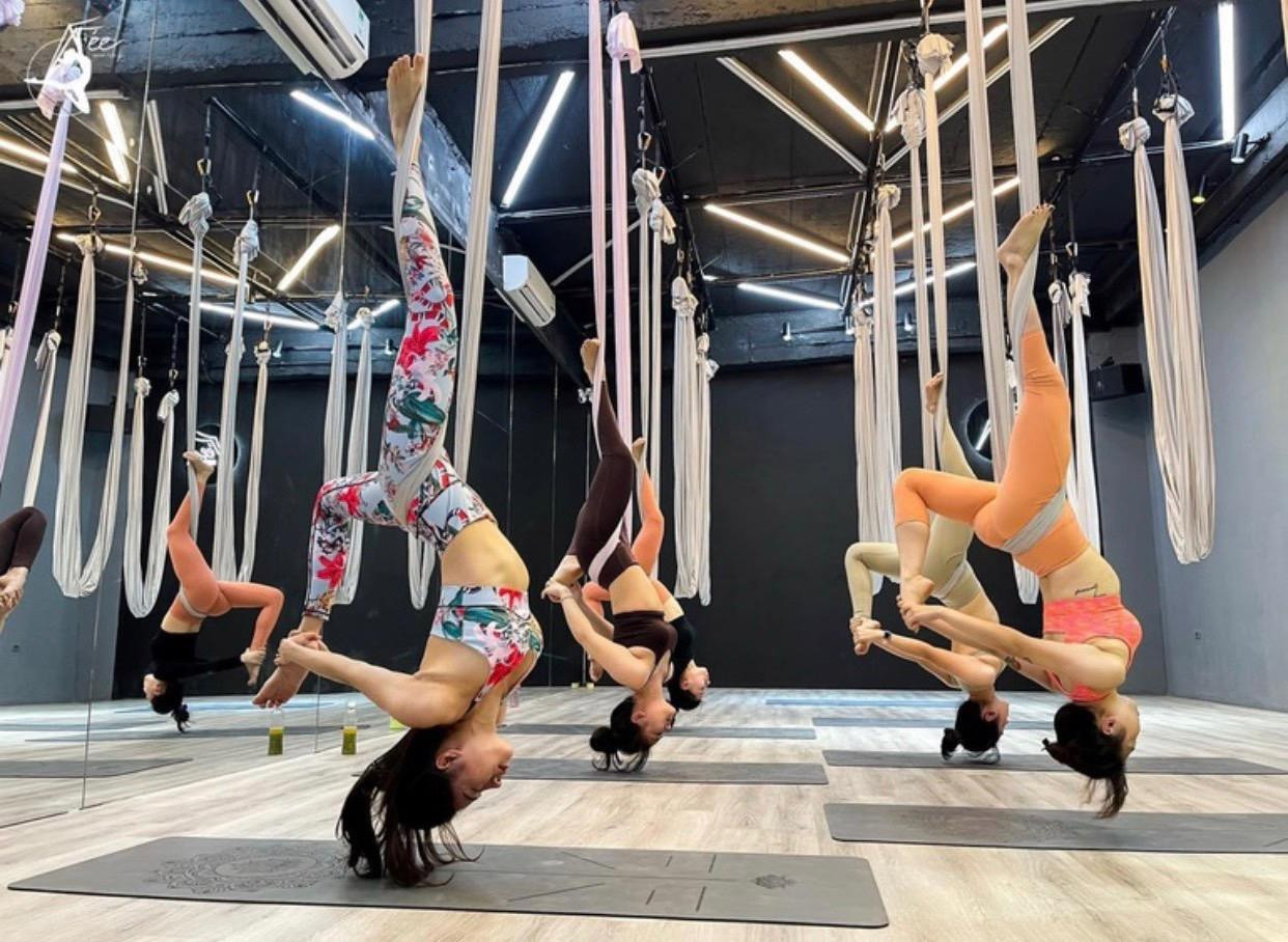Với nhiều tác dụng mang lại, yoga bay ngày càng thu hút chị em công sở