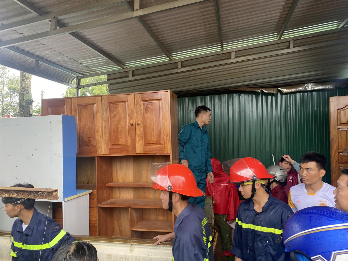 Lực lượng chức năng di dời hộ dân khỏi nơi nguy hiểm