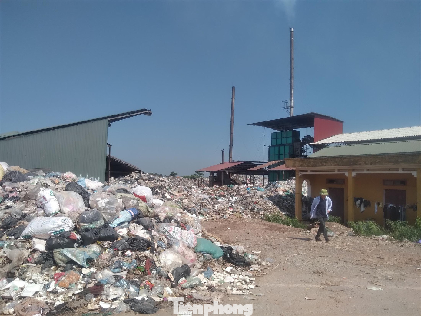 Ước tính 15 nghìn tấn rác tồn đọng chưa được xử lý dứt điểm khiến người dân lo lắng về vấn đề môi trường Ước tính 15 nghìn tấn rác tồn đọng chưa được xử lý dứt điểm khiến người dân lo lắng về vấn đề môi trường