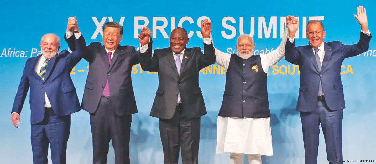 (Từ trái qua) Tổng thống Brazil Luiz Inacio Lula da Silva, Chủ tịch Trung Quốc Tập Cận Bình, Tổng thống Nam Phi Cyril Ramaphosa, Thủ tướng Ấn Độ Narendra Modi và Ngoại trưởng Nga Sergey Lavrov tại Hội nghị thượng đỉnh BRICS cuối tháng 8/2023 ở Nam Phi. Ảnh: Reuters