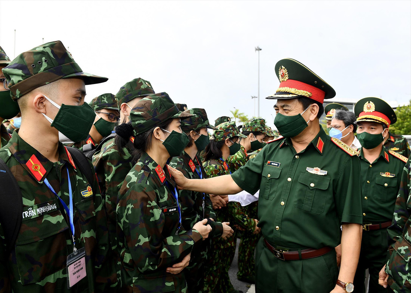Bộ trưởng Bộ Quốc phòng Phan Văn Giang động viên cán bộ, ĐVTN Quân đội vào Nam chống dịch COVID-19. - ẢNH: TUẤN HUY