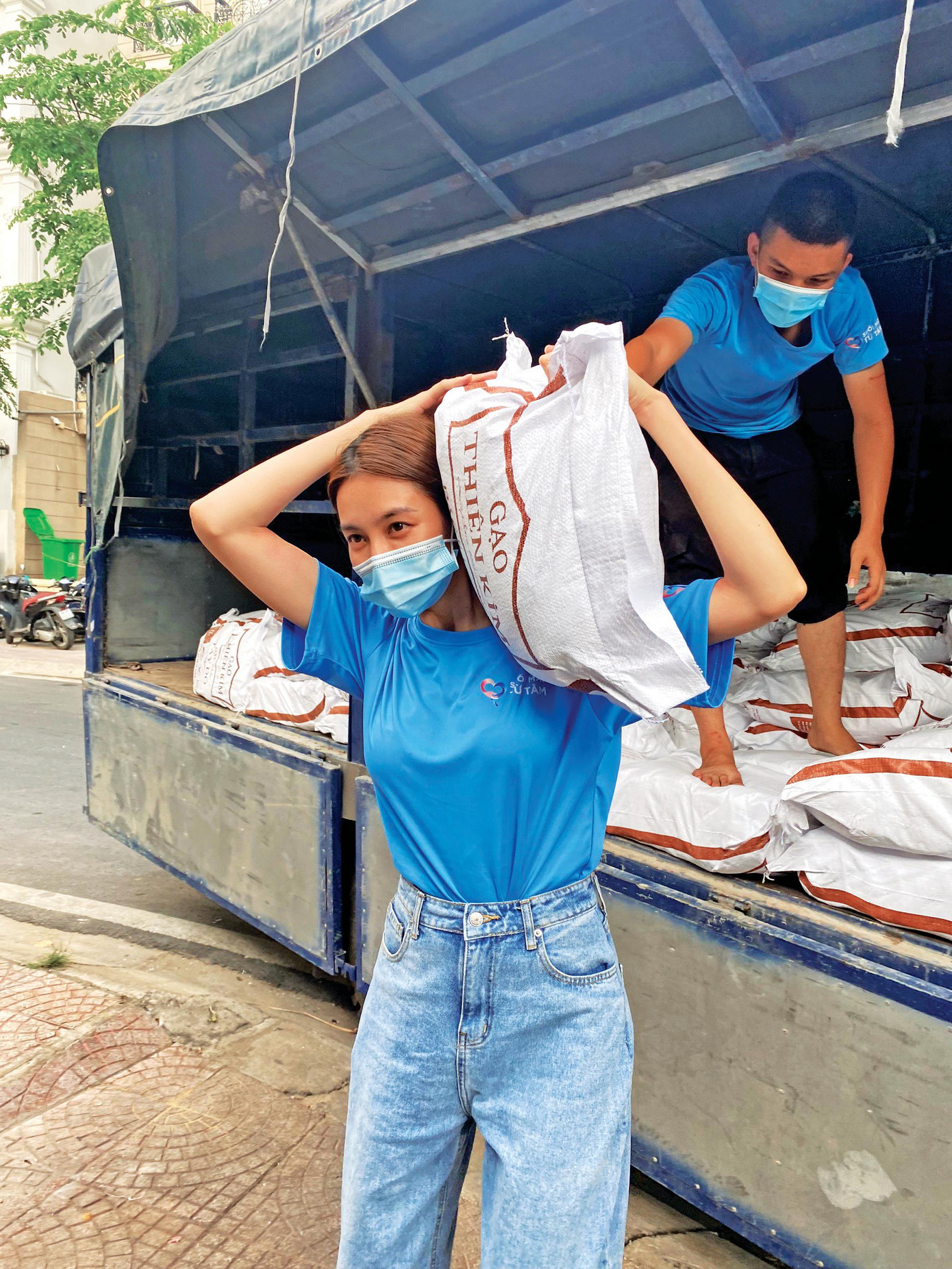 Nguyễn Thúc Thùy Tiên không nề hà vác gạo cứu trợ đồng bào