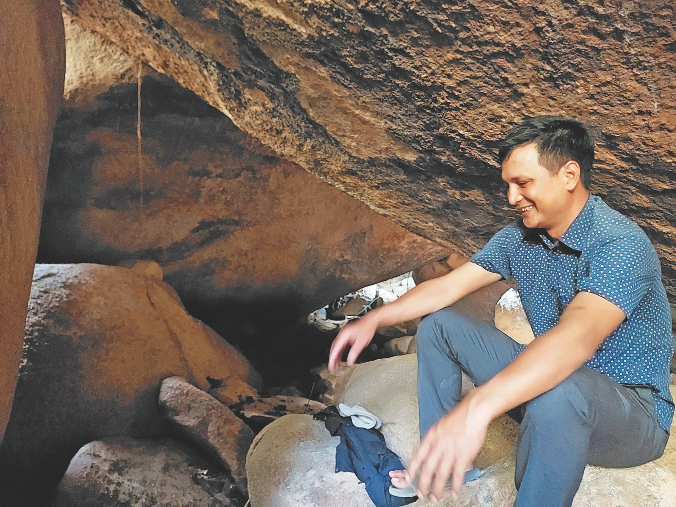 Rơ Châm Tâm - Chủ tịch UBND xã Ia Kreng bên trong miệng hầm. Rơ Châm Tâm - Chủ tịch UBND xã Ia Kreng bên trong miệng hầm.