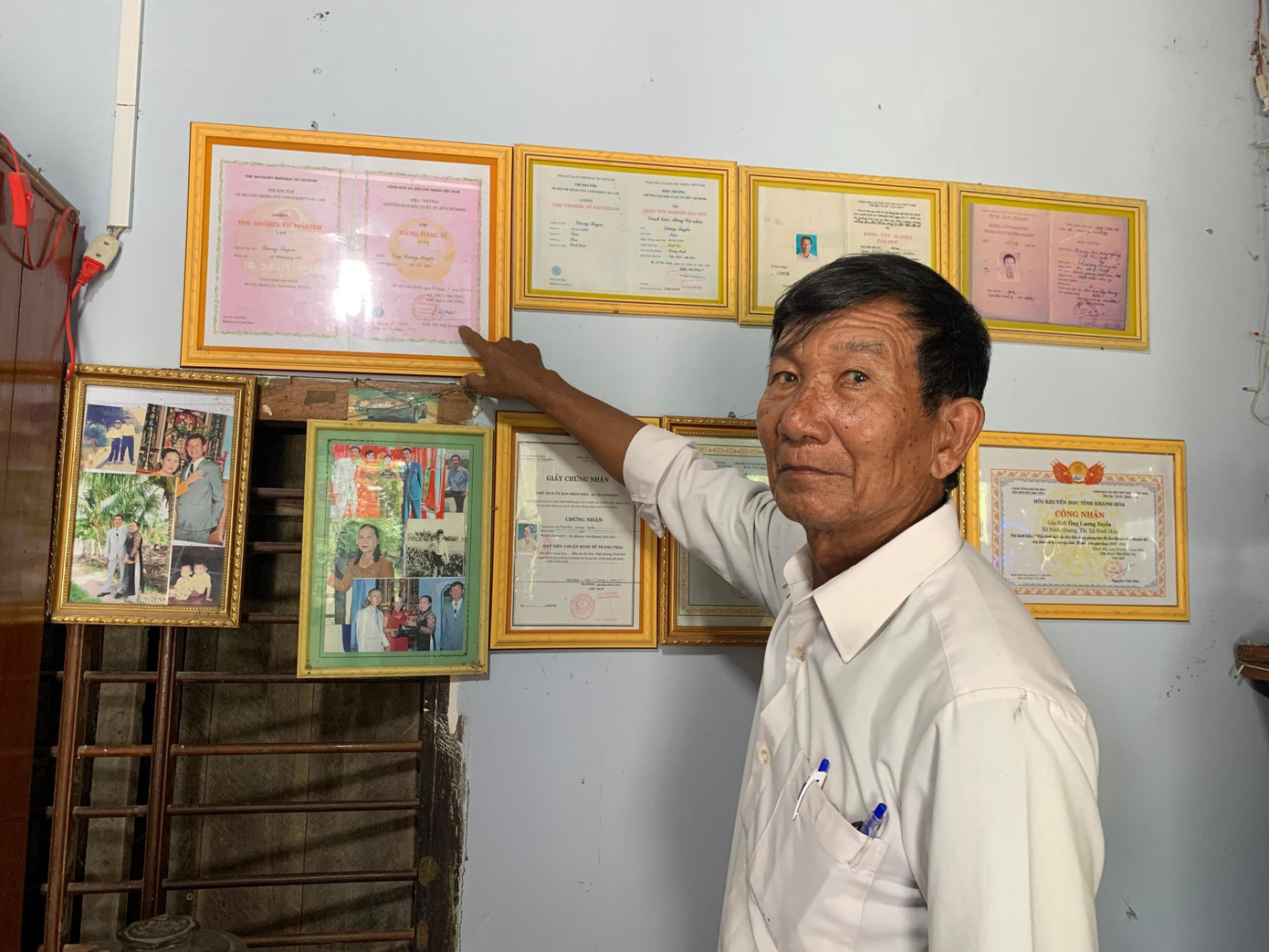 Sau nhiều năm đèn sách, ông Tuyển đã có được 2 bằng cử nhân và 1 bằng thạc sĩ Sau nhiều năm đèn sách, ông Tuyển đã có được 2 bằng cử nhân và 1 bằng thạc sĩ