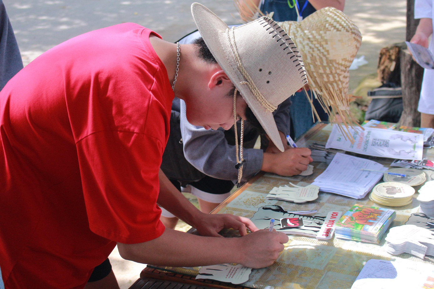 Nhóm ENV- Buôn Ma Thuột tuyên truyền bảo vệ ĐVHD tại khu du lịch