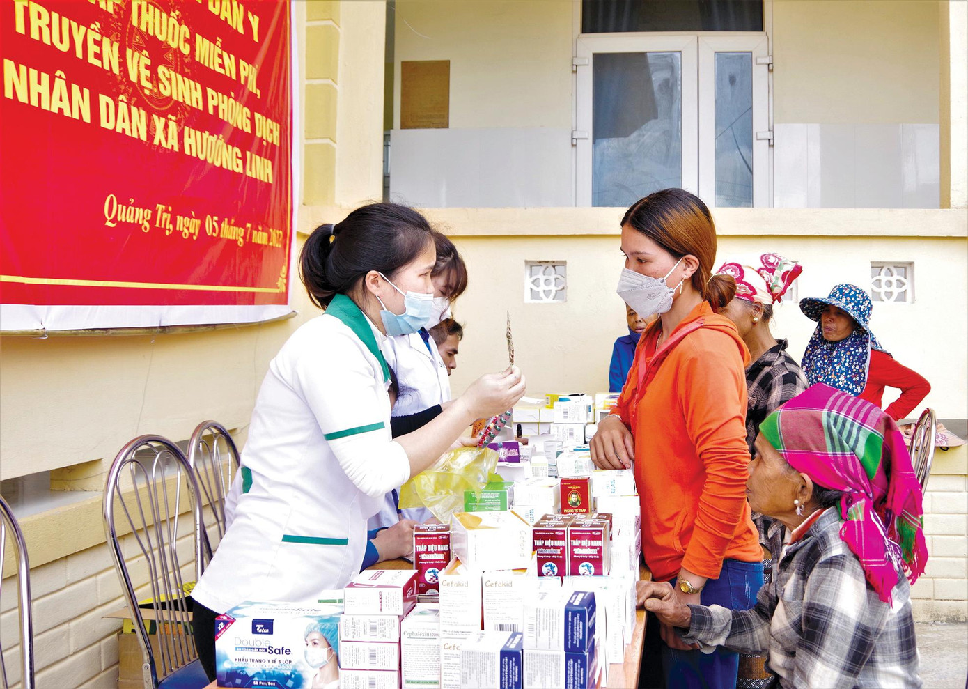 TTTTN Đoàn KT-QP 337 khám chữa bệnh, cấp thuốc miễn phí cho bà con địa phương